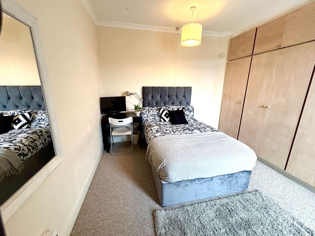 Property photo 3 of 9 This Cozy Double Bedroom Features A Comfortable Be...
