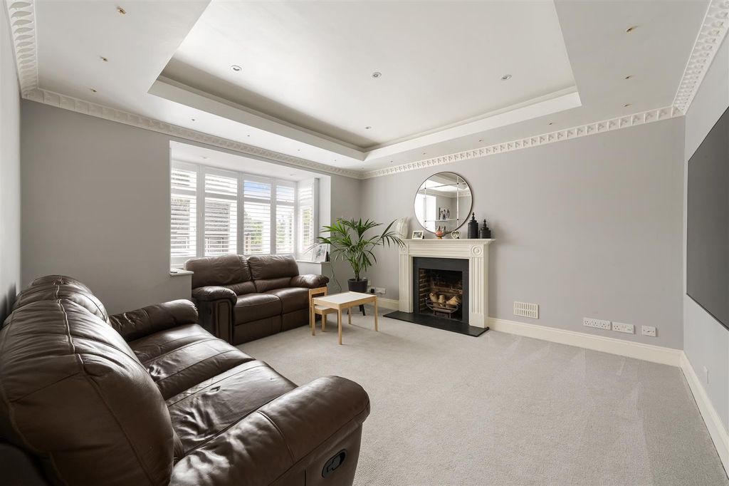 Property photo 3 of 13 Nork Gardens  (8).Jpg