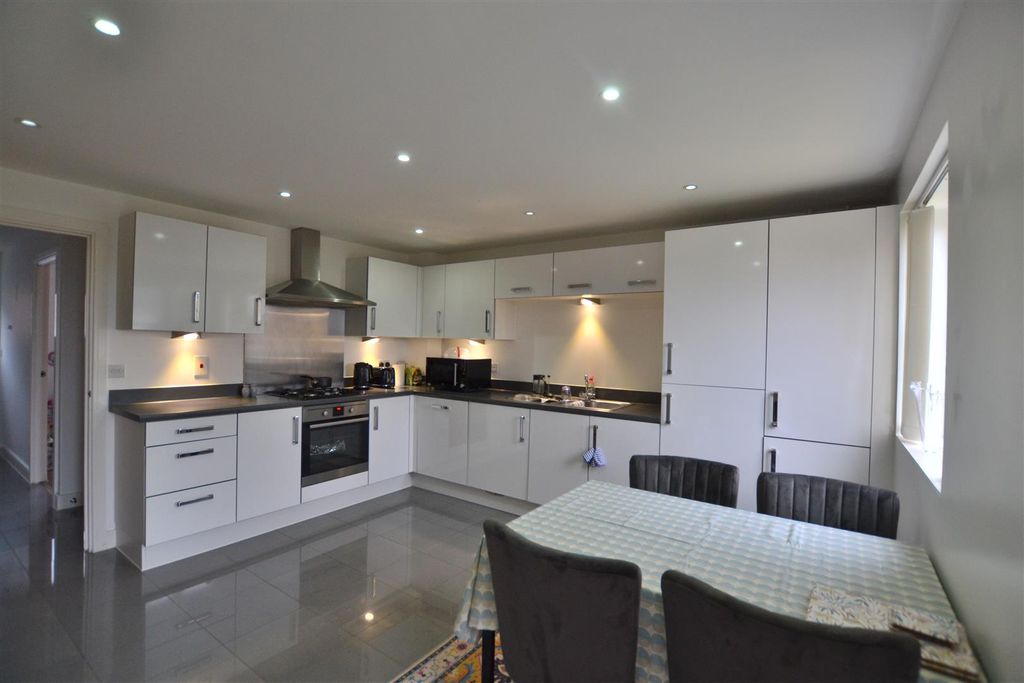 Property photo 2 of 10 Kitchen Breakfast Room