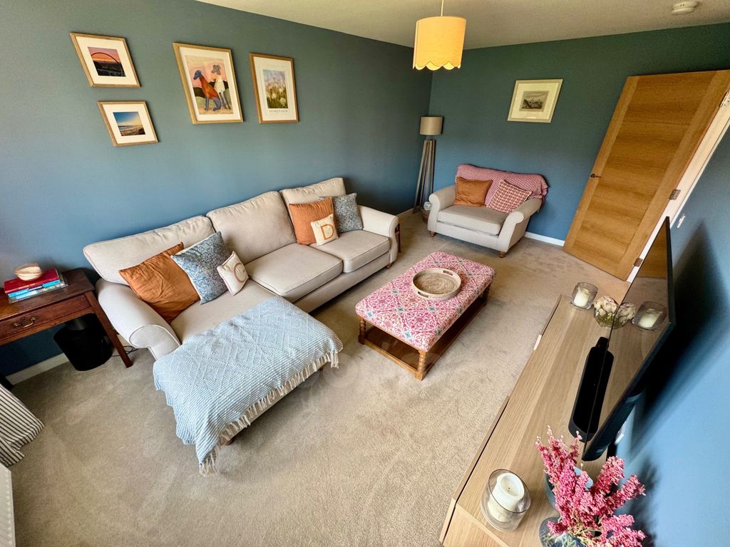 Property photo 2 of 30 Colville Crescent, Glengarnock Lounge Picture