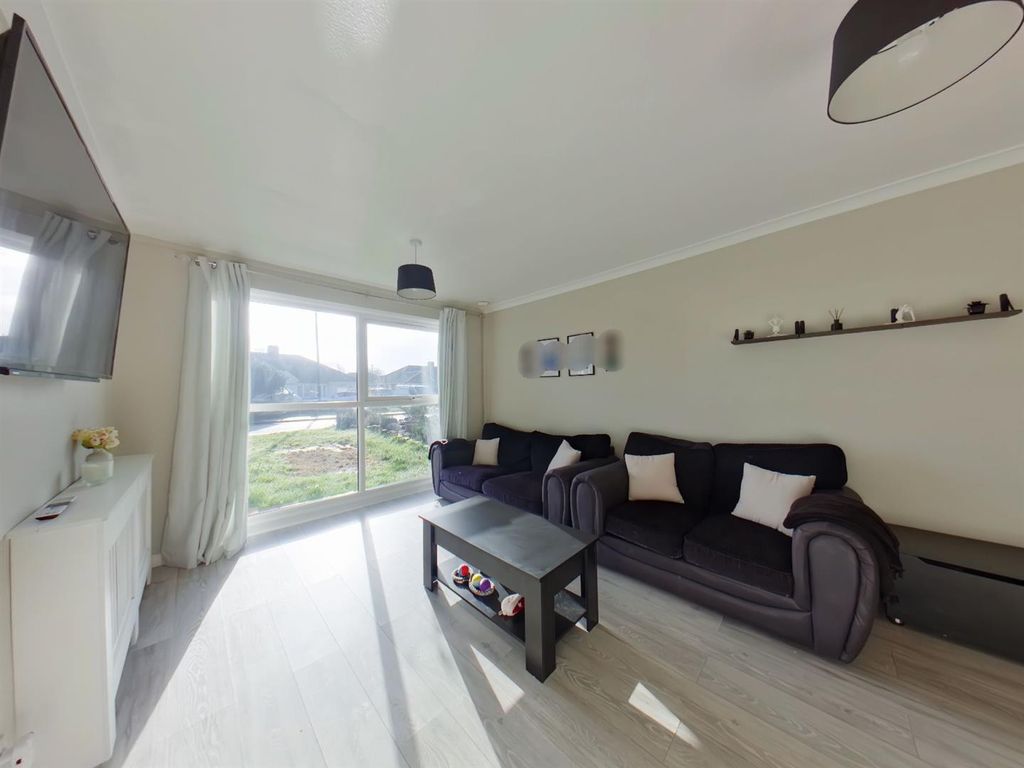 Property photo 2 of 14 Lounge