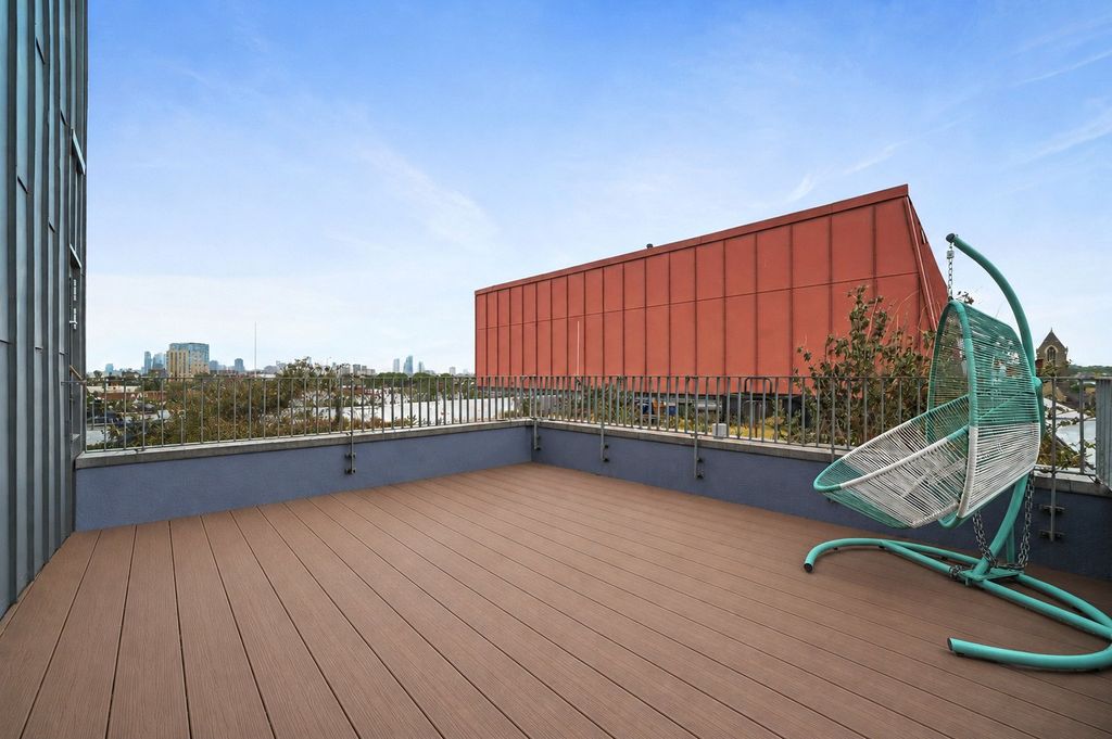 Property photo 2 of 18 Terrace