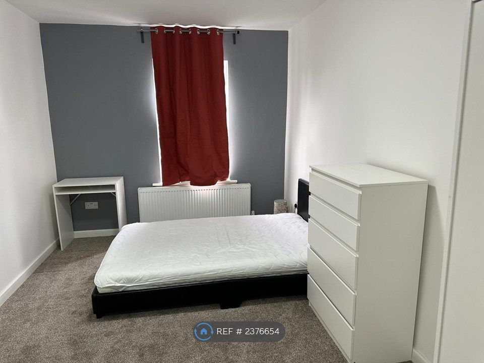 Property photo 3 of 7 Room 6