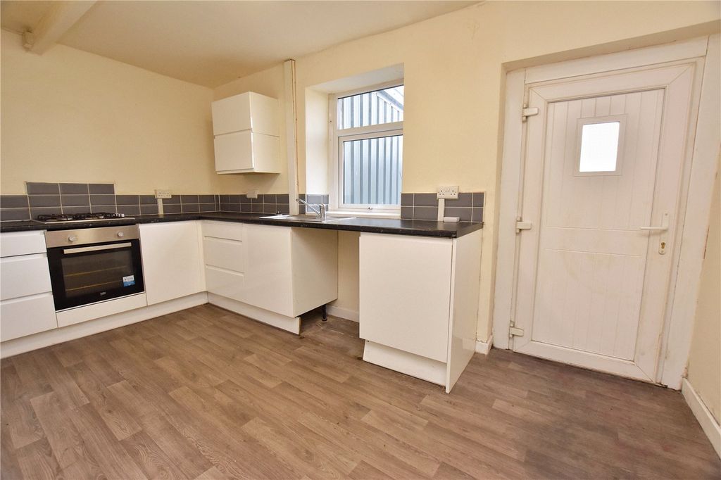 Property photo 3 of 10 Kitchen