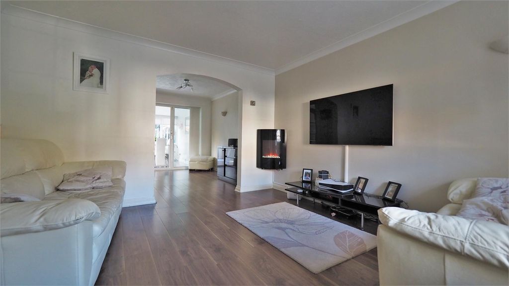 Property photo 3 of 18 Lounge