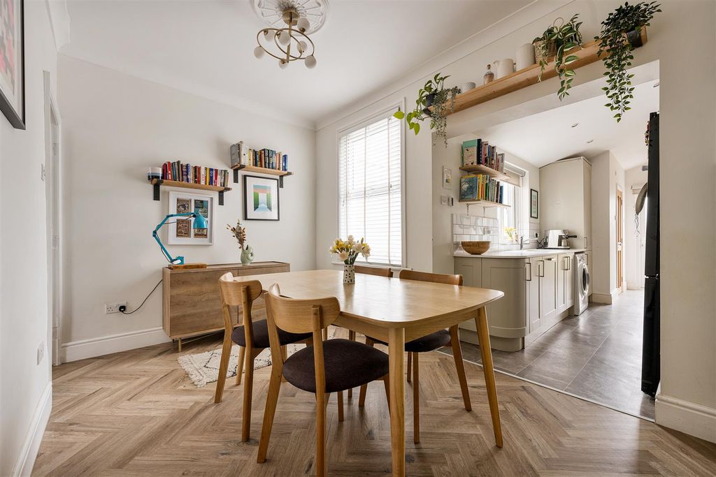 Property photo 3 of 34 Odessa Road, E7