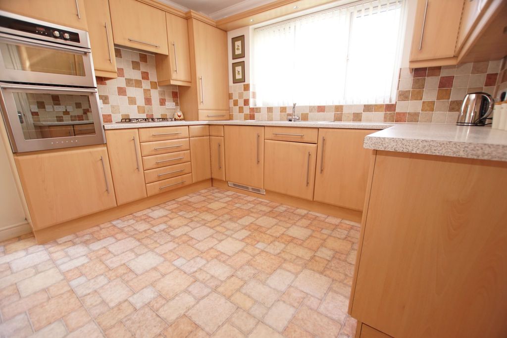 Property photo 3 of 21 Kitchen