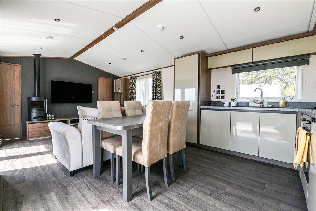 Property photo 2 of 15 Picture No. 04