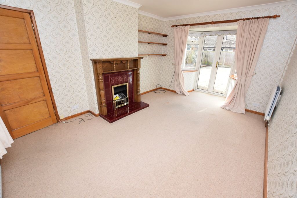 Property photo 3 of 16 Lounge