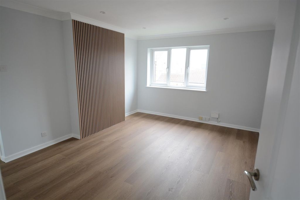 Property photo 3 of 9 Lounge ii.Jpg