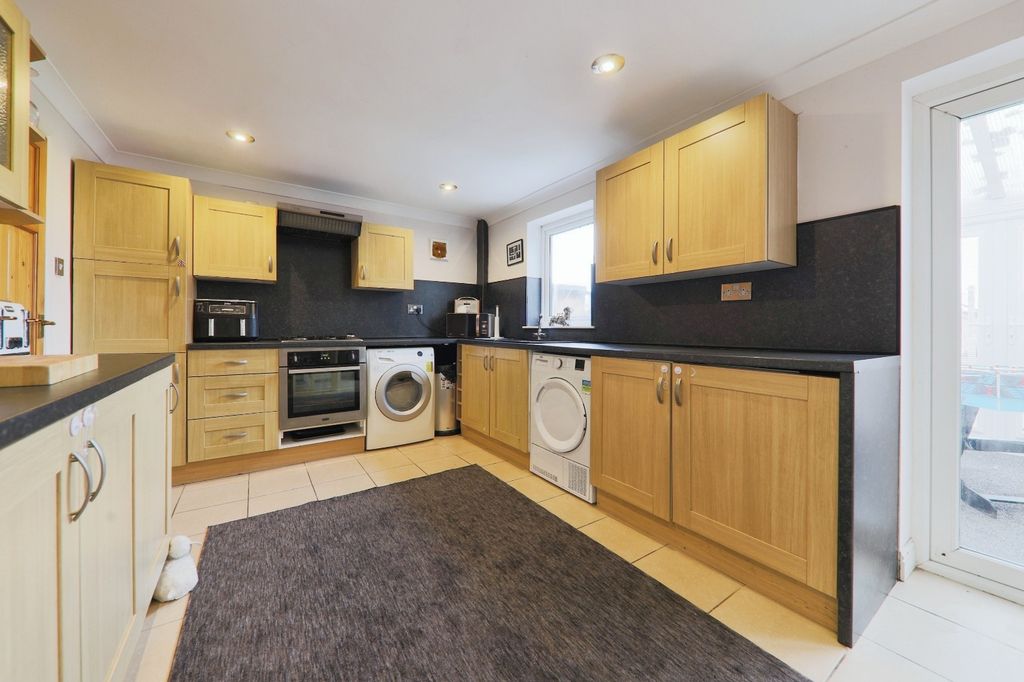 Property photo 3 of 12 39419910