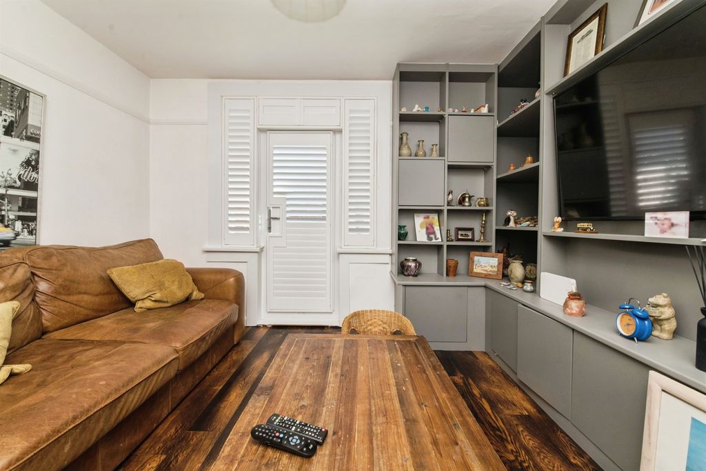 Property photo 3 of 17