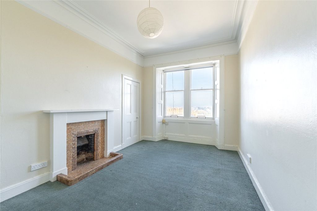 Property photo 2 of 39 Lounge