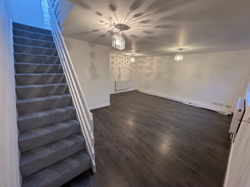 Property photo 3 of 18 Lounge