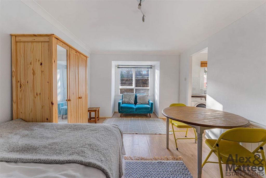 Property photo 2 of 12 Oxley Close