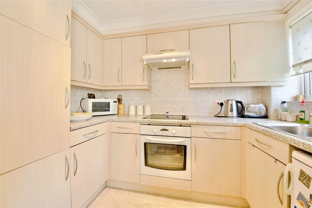 Property photo 3 of 11 Kitchen