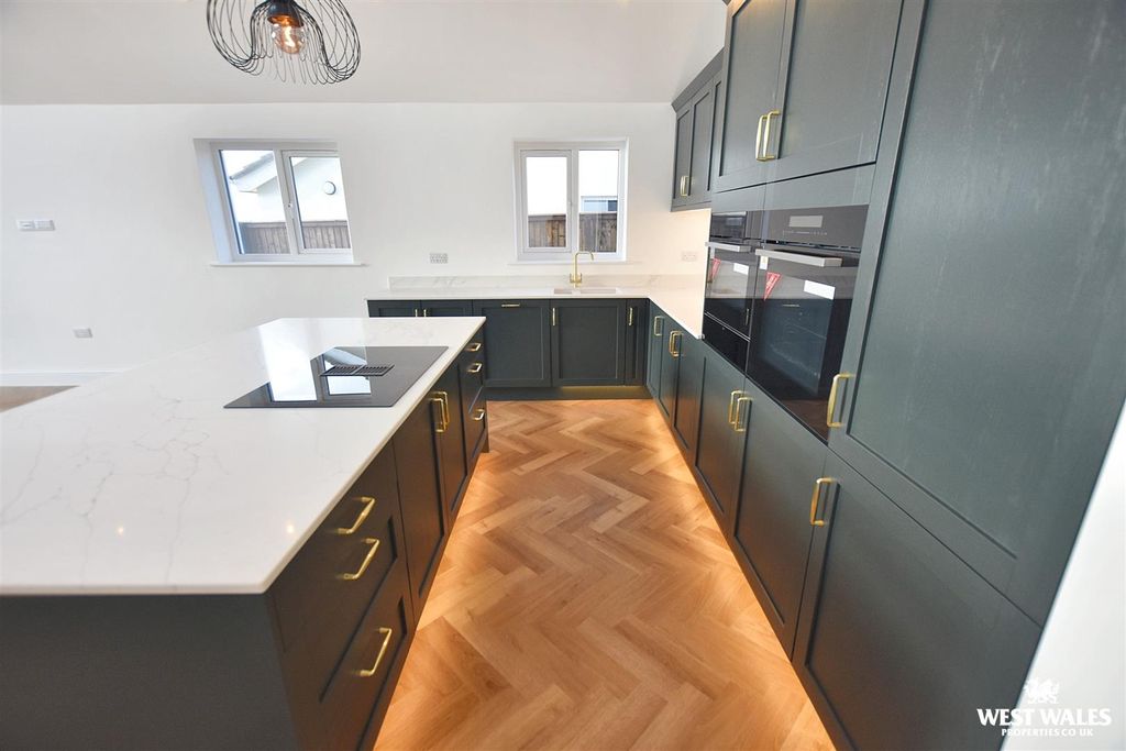 Property photo 3 of 28 12 - 2025-11-13T205828.208.Jpg