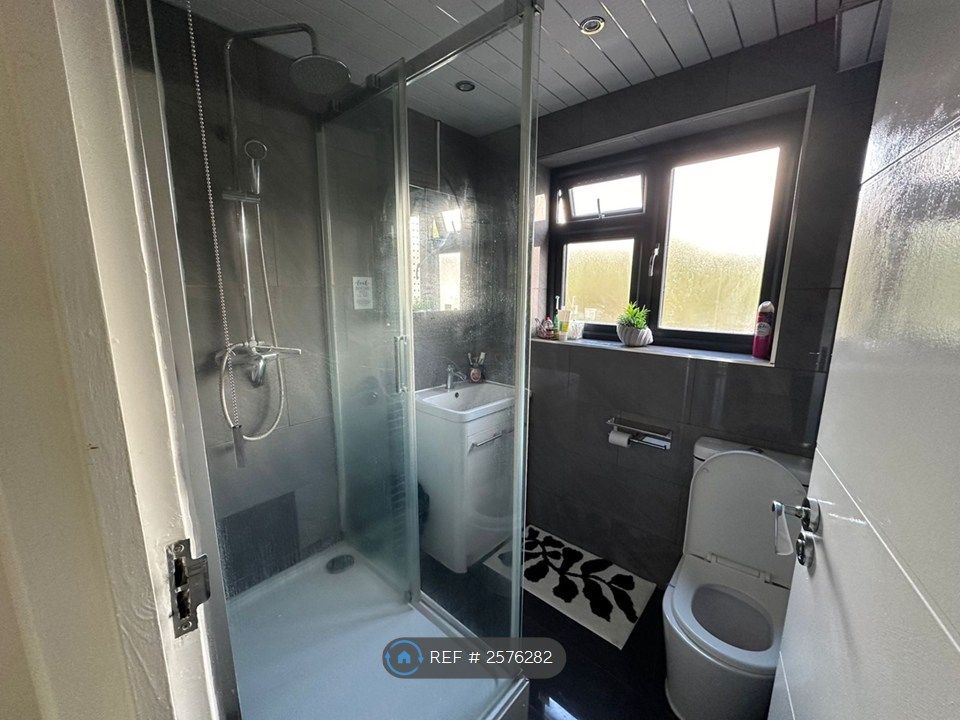 Property photo 3 of 7 Bathroom (Pic2)