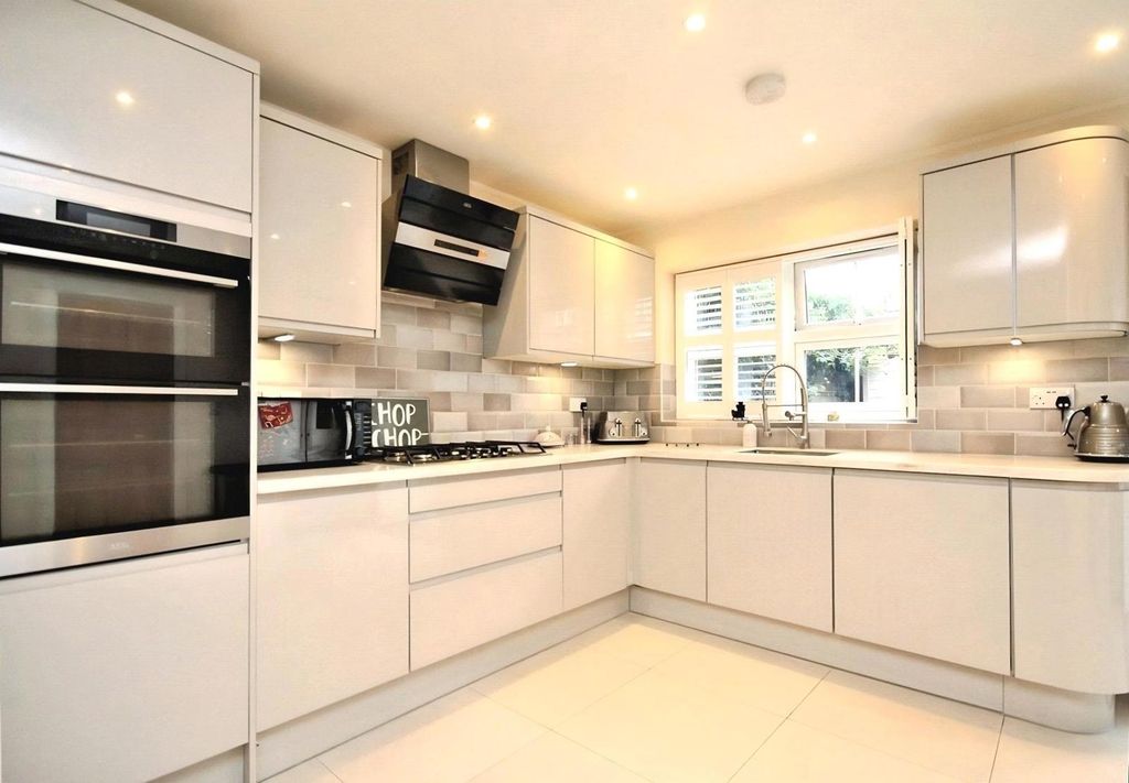 Property photo 1 of 18 Kitchen