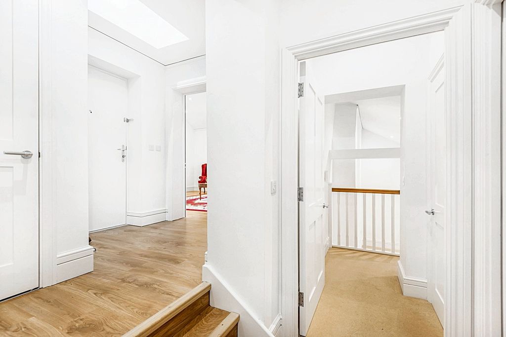 Property photo 2 of 10 Entrance Hall