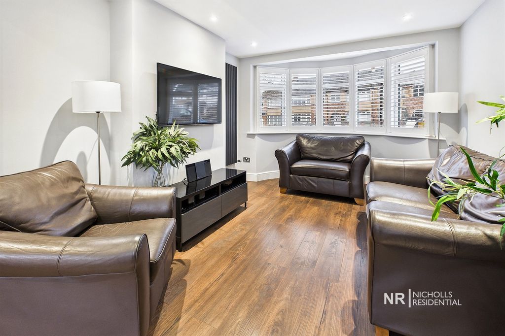 Property photo 3 of 18 Lounge