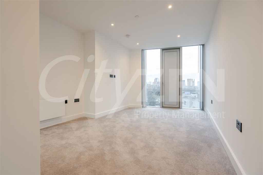 Property photo 2 of 32 Bedroom