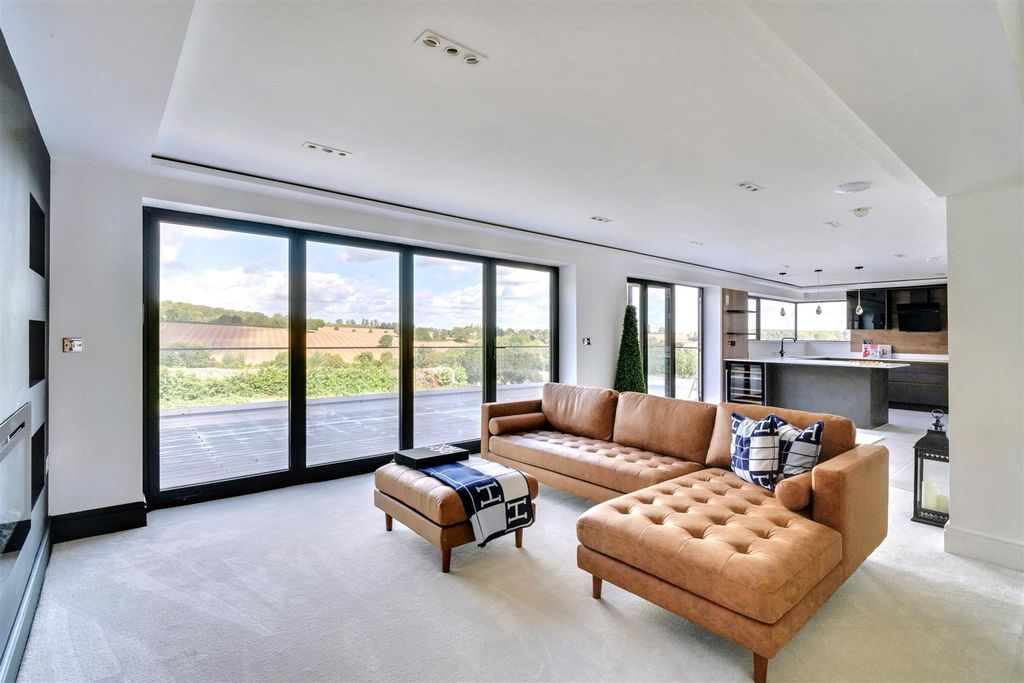 Property photo 3 of 28 Lounge