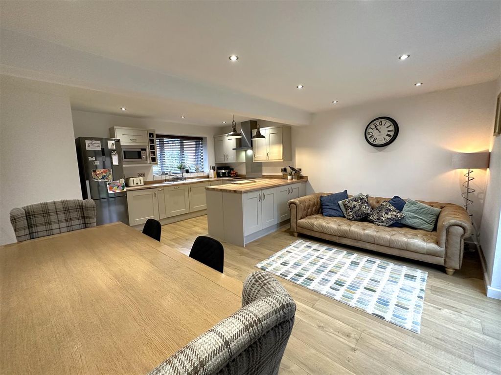 Property photo 2 of 24 Superb Living/Dining Kitchen 583