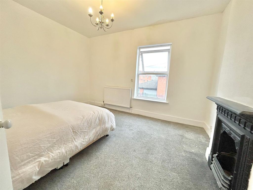 Property photo 3 of 9 Bed 2.Jpg