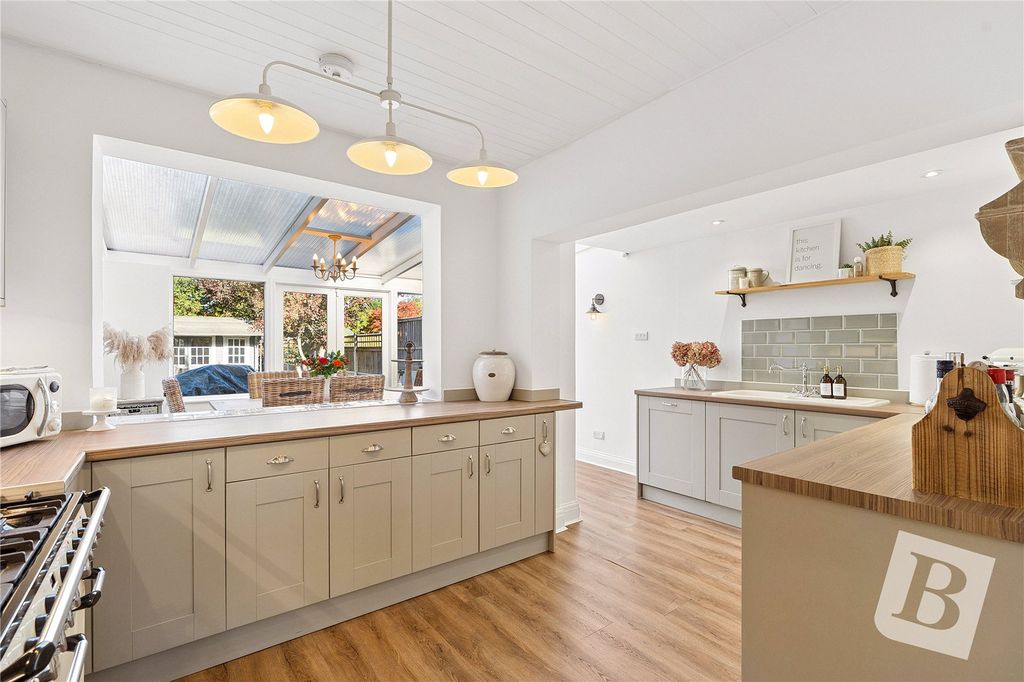 Property photo 3 of 18 Kitchen