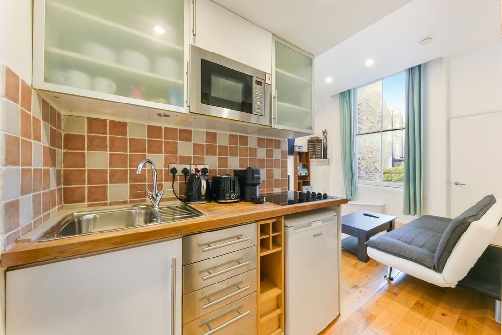 Property photo 2 of 11 Kitchen