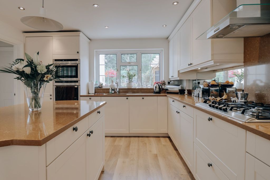 Property photo 1 of 18 Kitchen