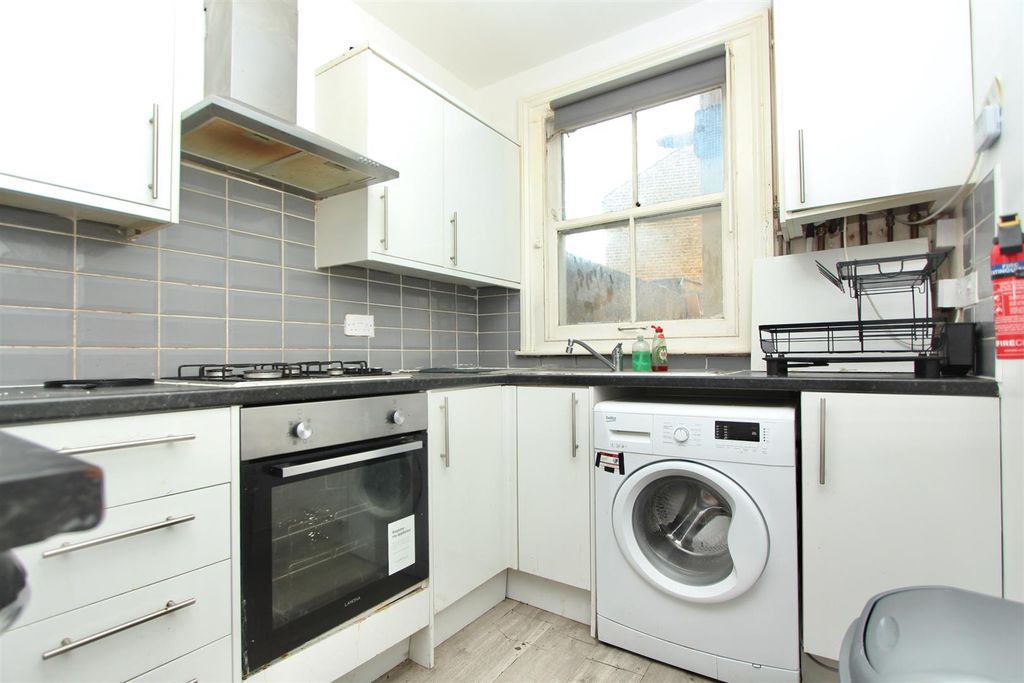 Property photo 3 of 12 Collingwood Road, N15