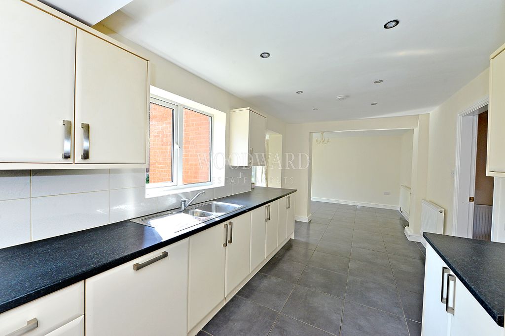 Property photo 3 of 20 Kitchen/Dining Room