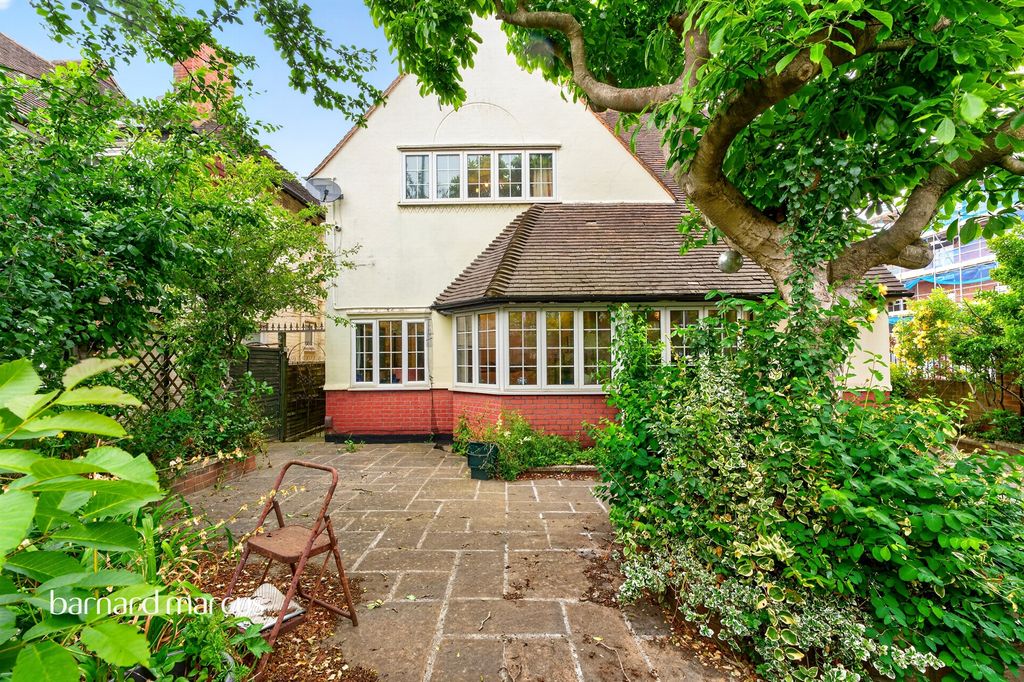 Property photo 2 of 18