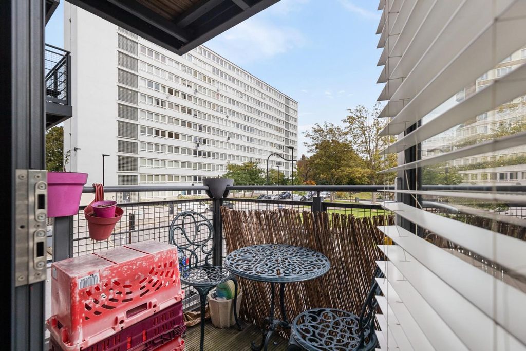 Property photo 2 of 12 Flat 13, Hollyfield, Pooles Park N4 3Fg-No Waterma
