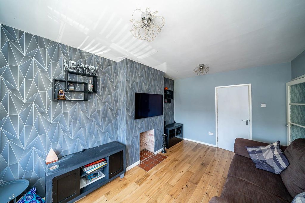 Property photo 2 of 21 Webbs Estate Agents-3.Jpg