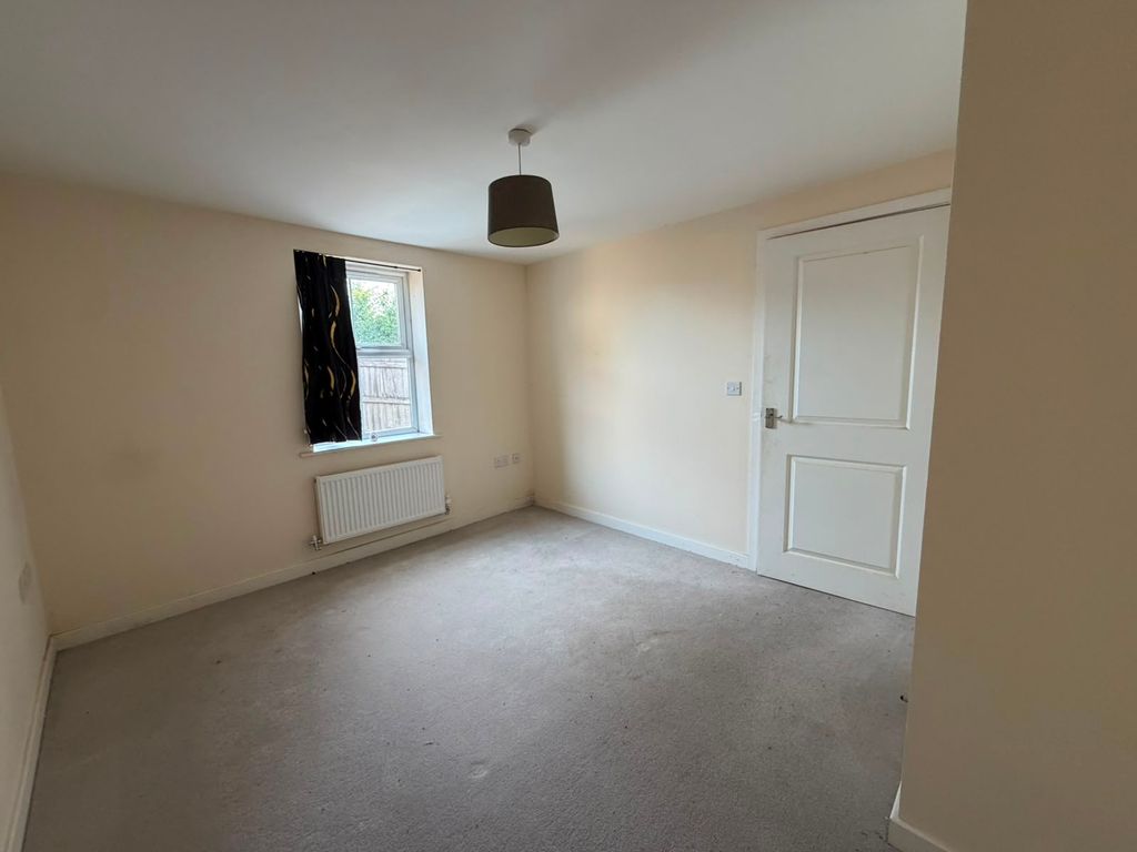 2 bed flat for saleCambridge Way, Cullompton EX15 photo 4