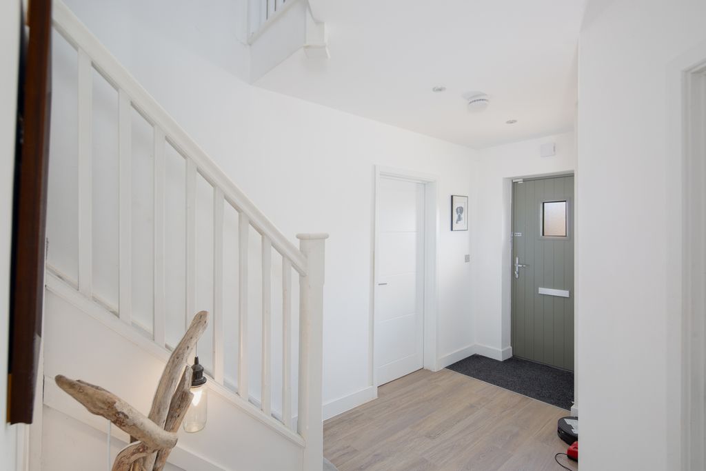 Property photo 3 of 28 Entrance Hall
