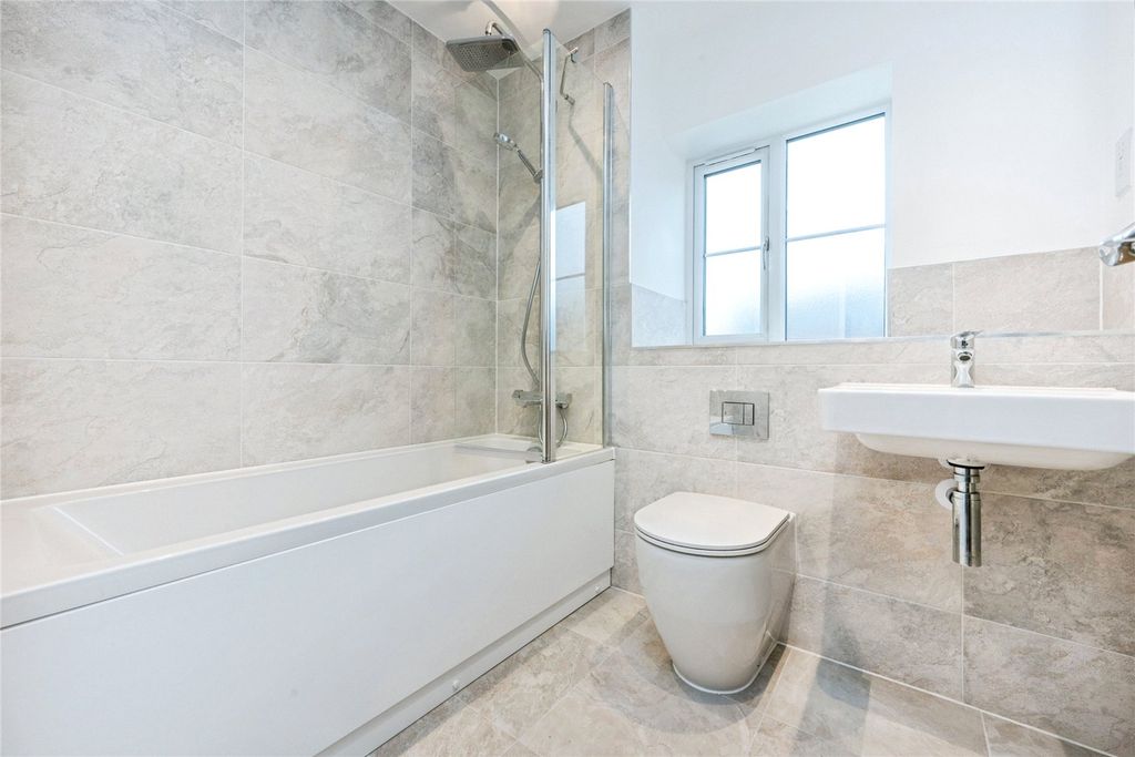 Property photo 3 of 9 Bathroom