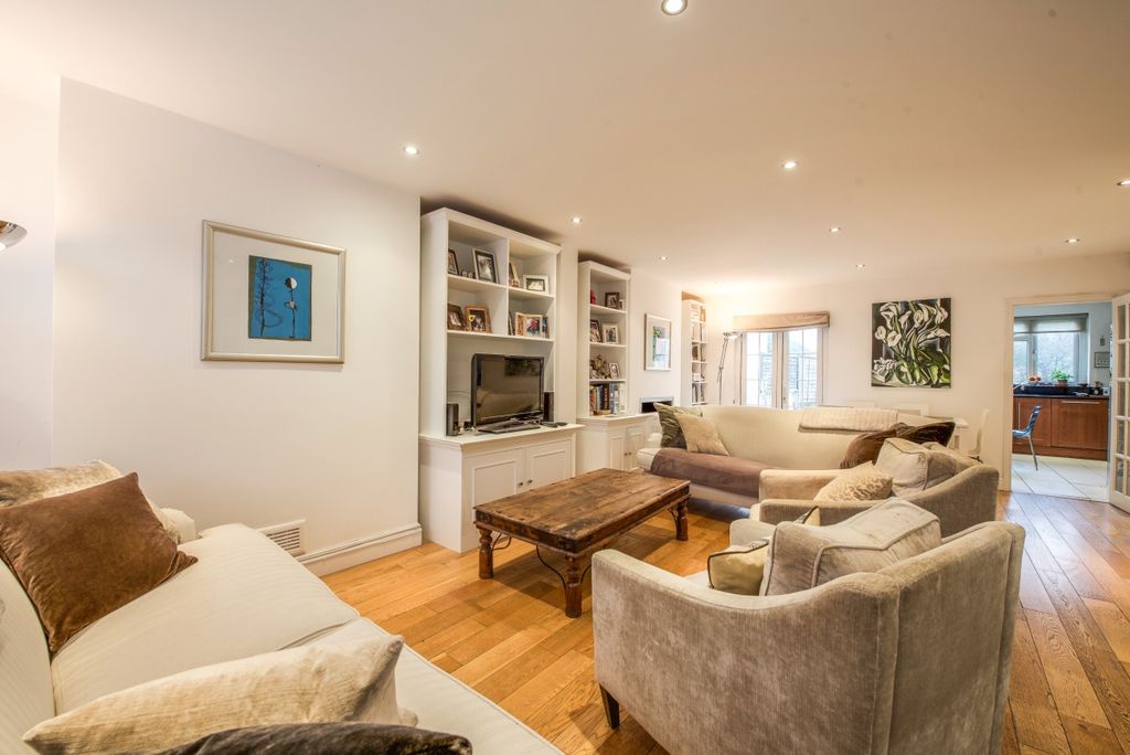 Property photo 2 of 11 Petersham Road