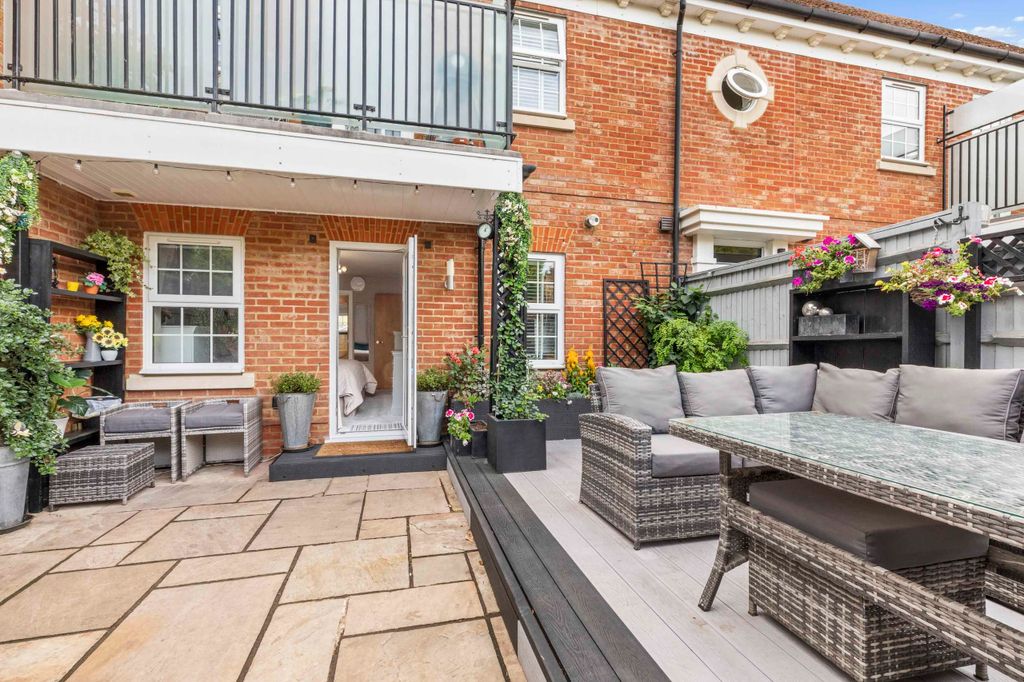 Property photo 1 of 18 Flat 4, Bank Apartments, Dean Street, Sl7 3DX (Low Res)-7
