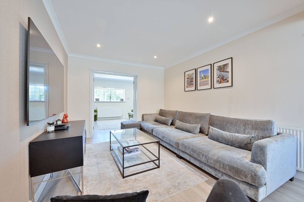 Property photo 3 of 33