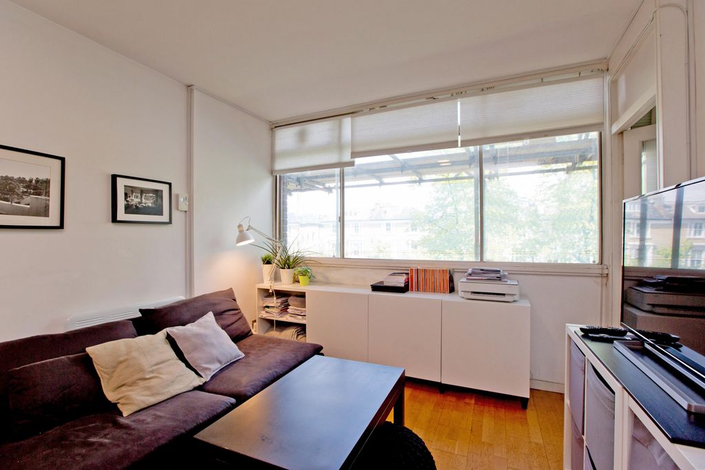 Property photo 1 of 10 Stylish Studio Flat With Private Bedroom In Desirable Romney Court