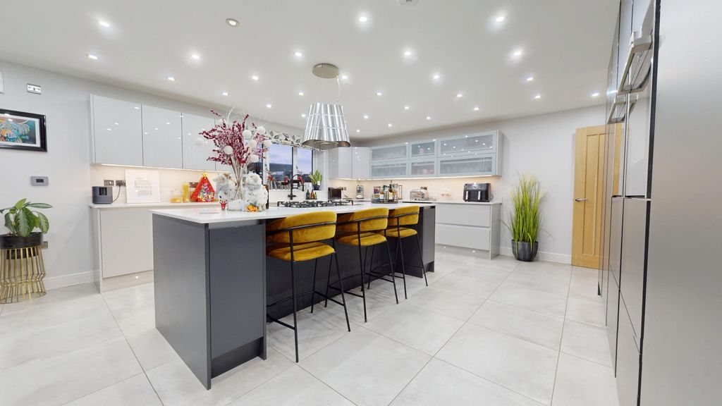 Property photo 3 of 51 4548486