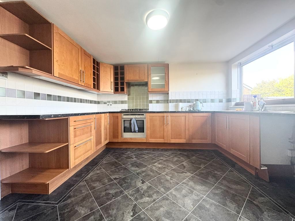 Property photo 3 of 6 Kitchen