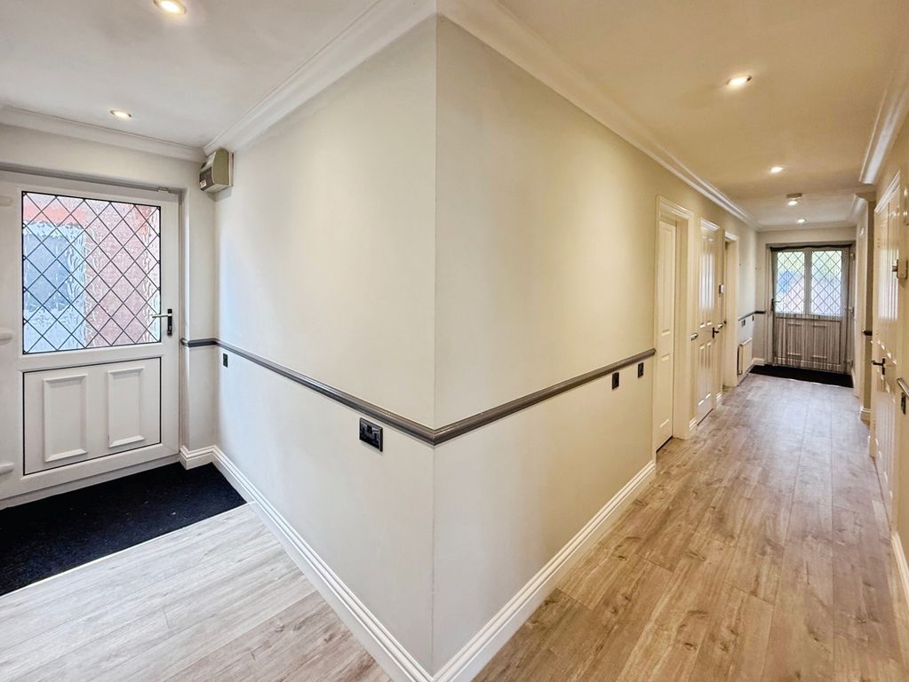 Property photo 2 of 32 Entrance Hall