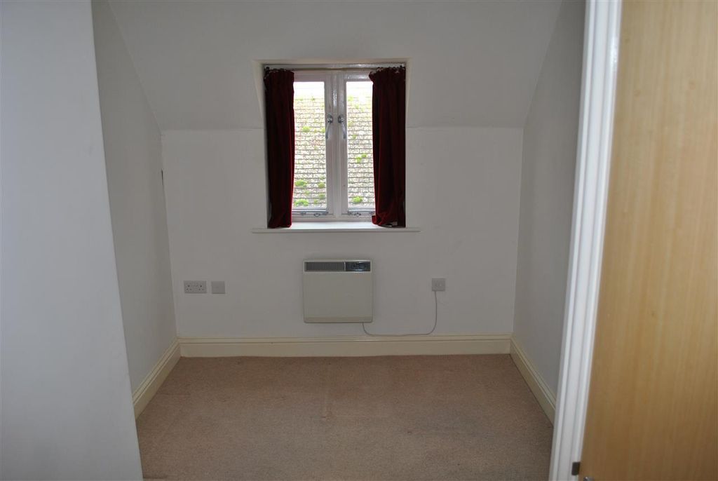 Property photo 2 of 8 Bedroom