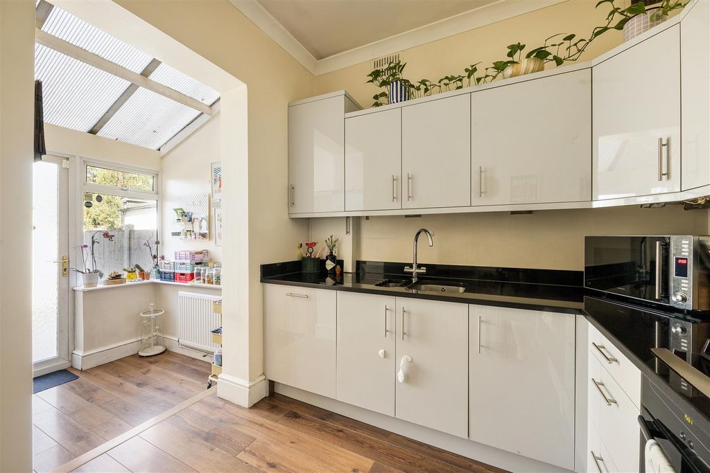 Property photo 3 of 26 Selsdon Road, E11