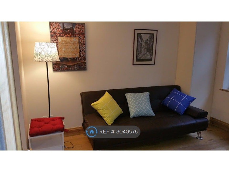 Property photo 3 of 11 Living Room